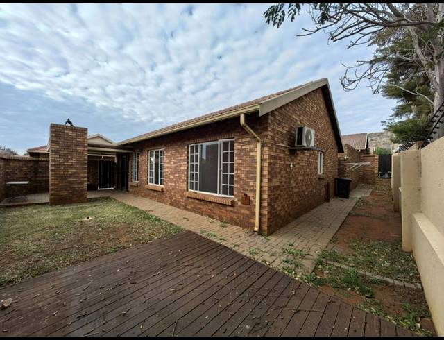 3 BEDROOM TOWNHOUSE FOR SALE IN MAGALIESKRUIN